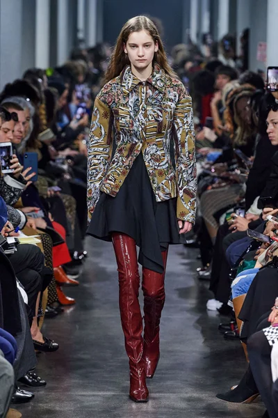 Look 16